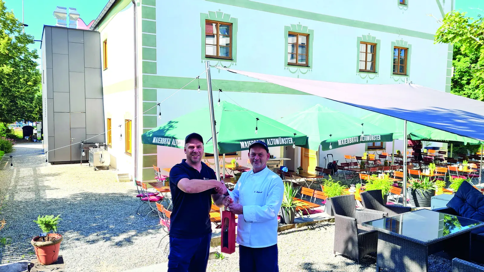 Marcus Ölsner, 1. Vorstand des Erdweger Gewerbevereins, begrüßt Wirt Daniel Läntzsch (re) offiziell als neues Mitglied aus der Gastronomiewelt der Gemeinde Erdweg. (Foto: EGV)