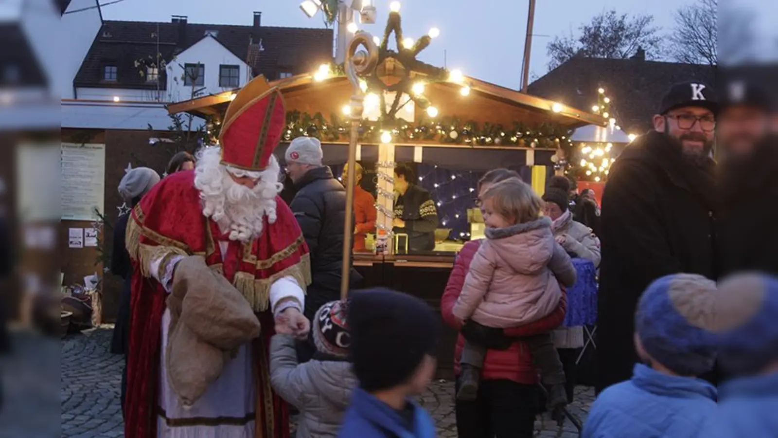 Natürlich kommt auch in diesem Jahr der Nikolaus wieder auf den Planegger Christkindlmarkt. (Foto: Planegger Vereine)