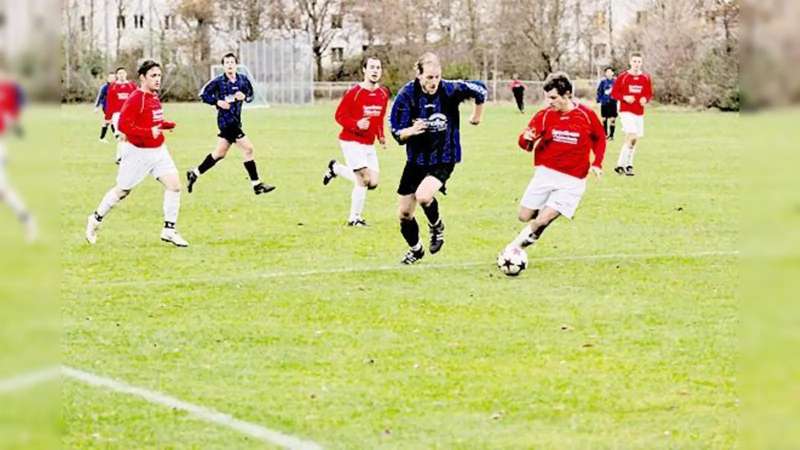 Die rot-weißen Oberföhringer kämpften hart für ihren Sieg gegen den VfB Sparta. (Foto: VA)