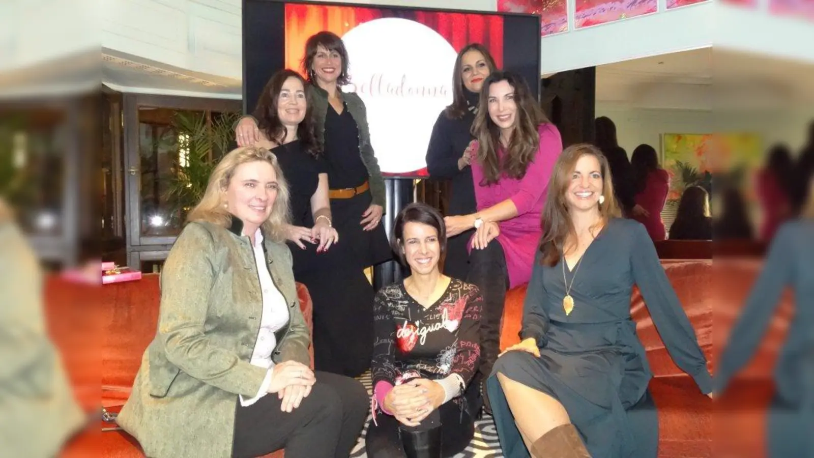 Trafen sich mit rund 70 Damen zum „Ladies Talk” (vorne von links): Familienministerin Kerstin Schreyer, Sylvia Bommes (Moderatorin), Kommunalreferentin Kristina Frank sowie (hinten von links) Michaela Aschberger-Hedel (Gründerin Belladonna), Verena Kögel (Moderatorin), Saina Bayatpour (Gründerin Business Women's Society) und Alexandra Polzin (Moderatorin). (Foto: tab)