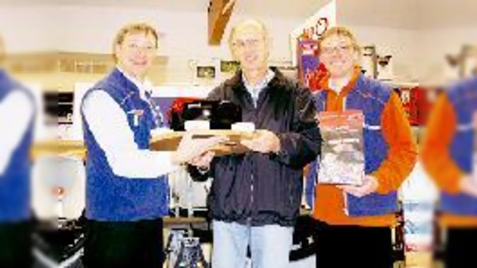 Klaus und Bernd Rettenberger vom Werkmarkt Rettenberger in Ottobrunn freuten sich Eckhard Schulz (Bildmitte) den gewonnenen Tischgrill übergeben zu können.    (Foto: Woschée)