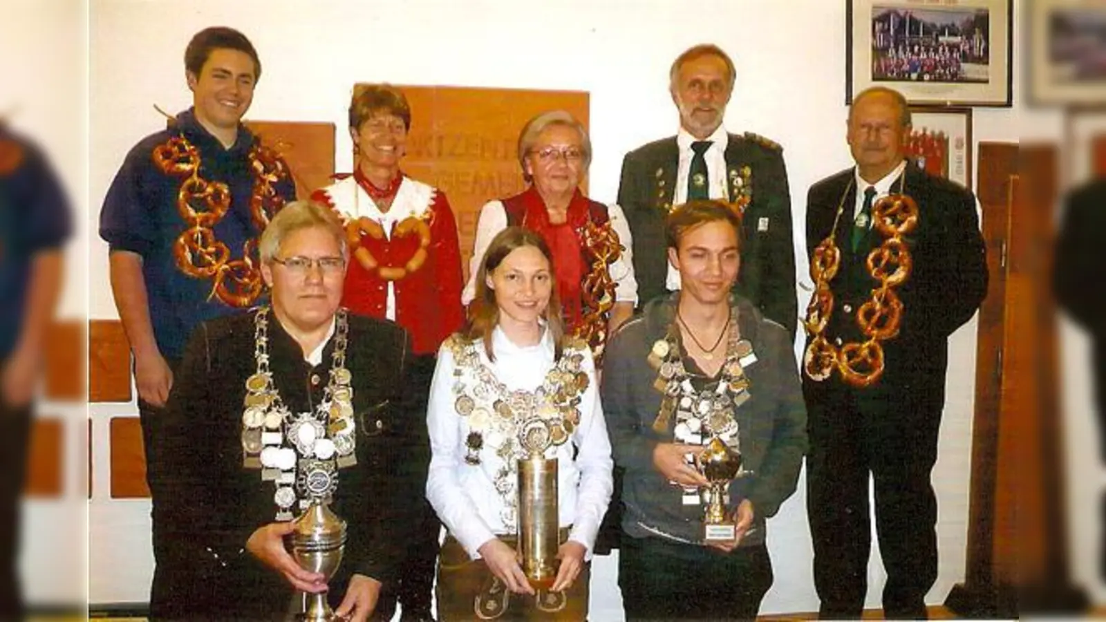 Zielten am genauesten (v. l.): Daniel Riphaus, Thomas Kirschbauer, Heidi Riphaus, Sandra Weber, Luise Grabl, Benedikt Erhardt, Herbert Roth und Alois Heindl.	 (Foto: VA.)