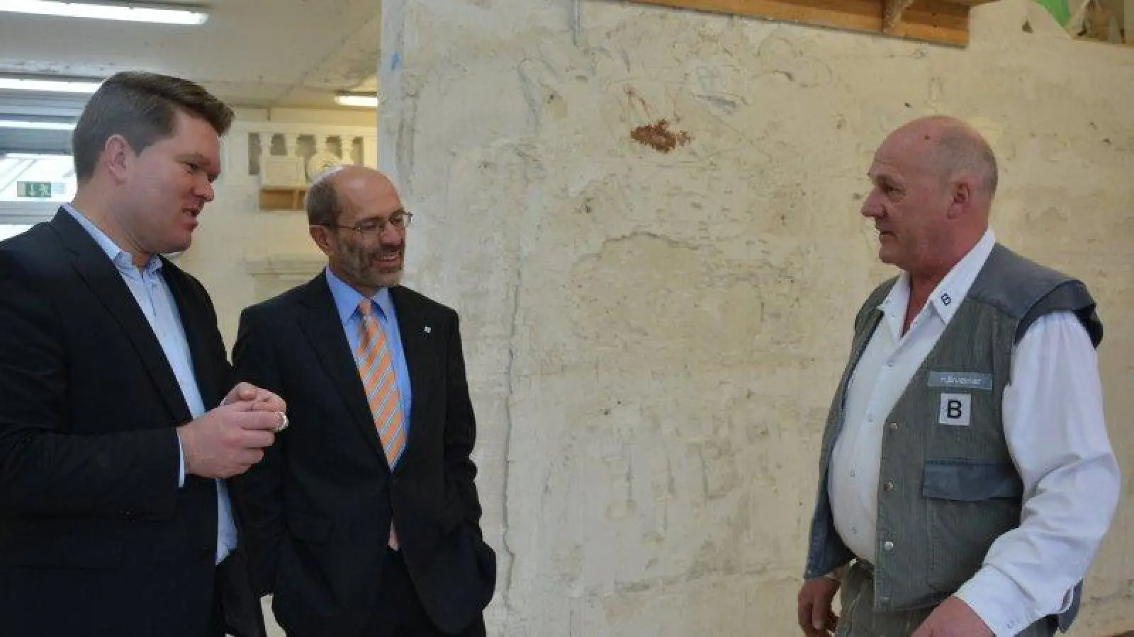 MdB Florian Post, Obermeister Reinhard Lachner und Ausbildungsmeister Hans Bruckner (von links) sprachen über die Lage des Bauhandwerks. (Foto: pi)