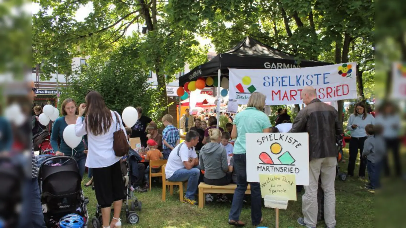 Der Stand vom Kindergarten Spielkiste e.V. beim Martinsrieder Dorffest (Foto: US)