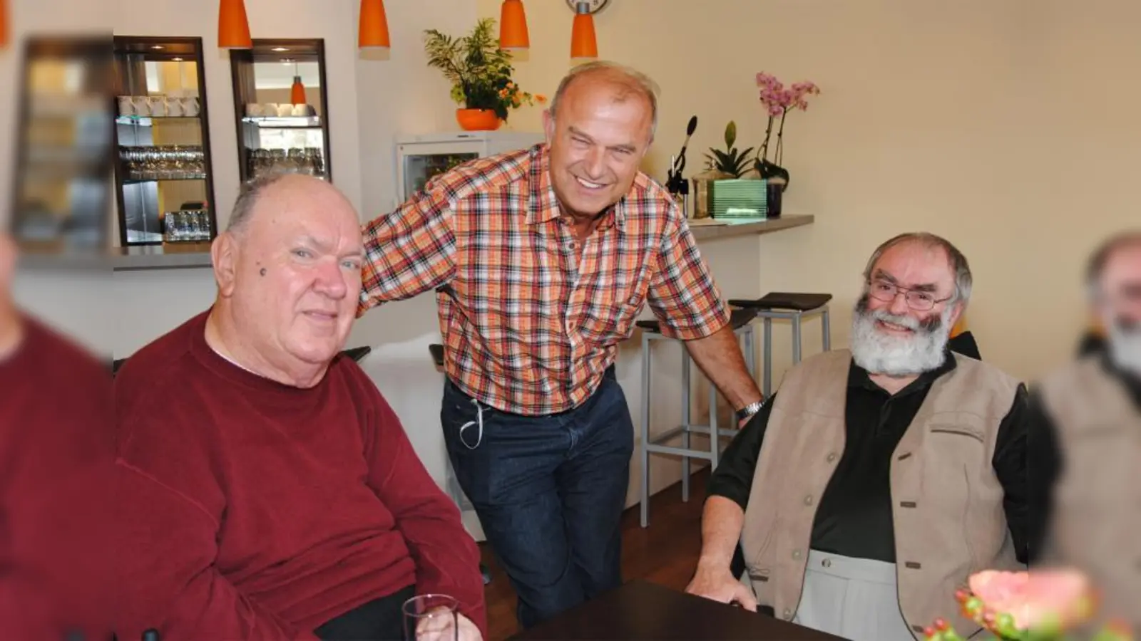 Dass es jetzt in Germering das „Café Zenja“ gibt, ist dem „Club Behinderter und ihrer Freunde“ zu verdanken – darüber freut sich auch die neue Vorstandsmannschaft mit (von links) Hermann Sickinger, Willi Frass und Peter Winkelmann. (Foto: Eva Schraft)