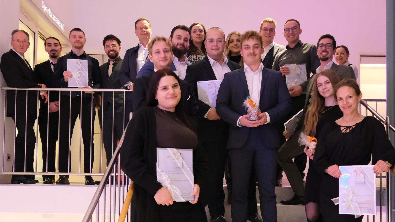 Elf-Mitarbeiter-der-Sparkasse-geehrt