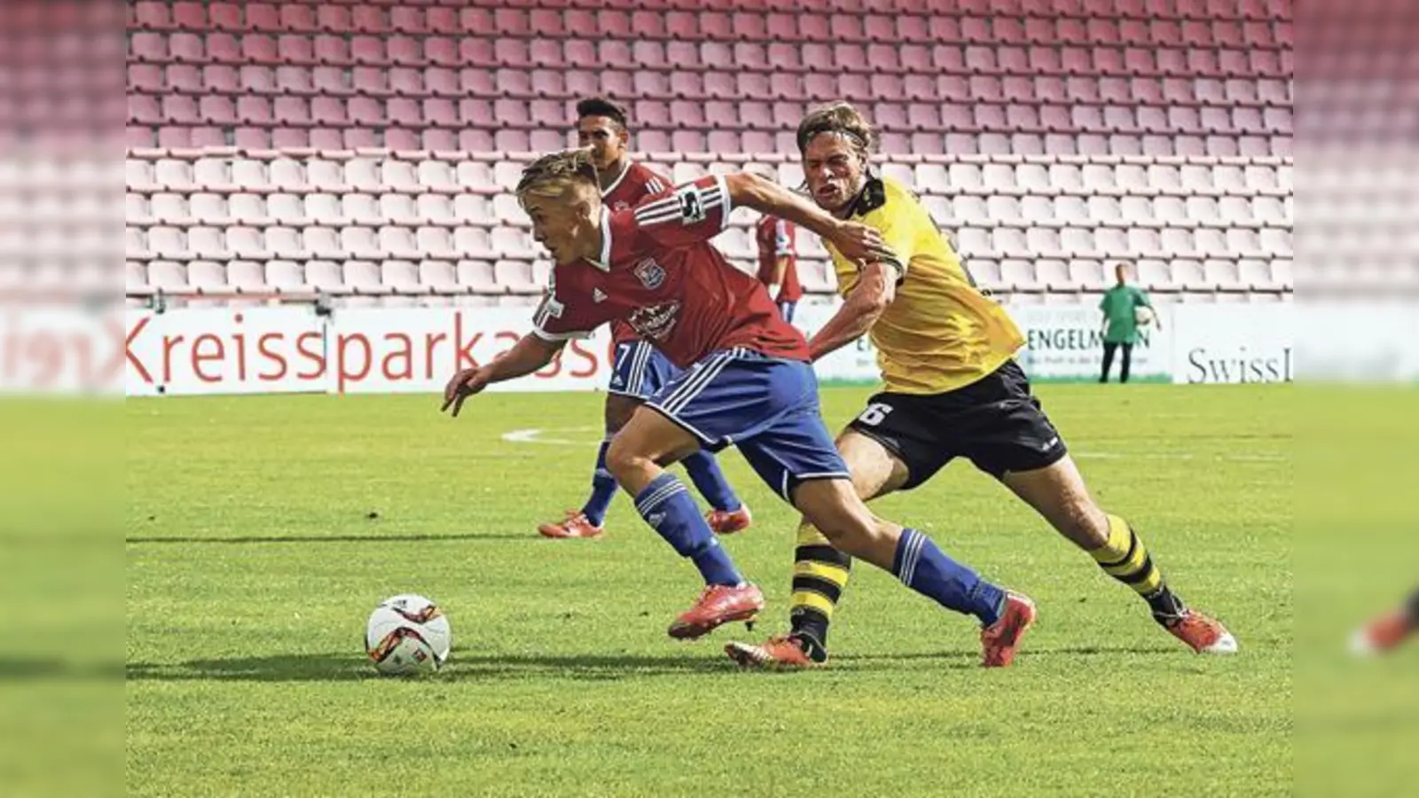 Vorbereiter des goldenen Tores: Luca Marseiler (links), der für den verletzten Jim-Patrick Müller in die Hachinger Elf gerückt war.	 (Foto: Christian Riedel)