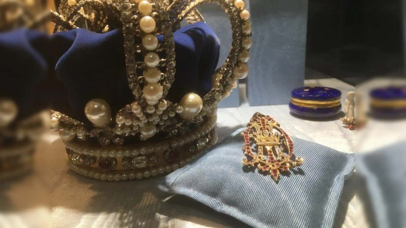 &amp;quot;Schätze der Wittelsbacher&amp;quot; die Rubinbrosche Marie Valeries aus der Possenhofener Museumssammlung in bester Nachbarschaft zur königlichen Krone. (Foto: Kaiserin Elisabeth Museum)