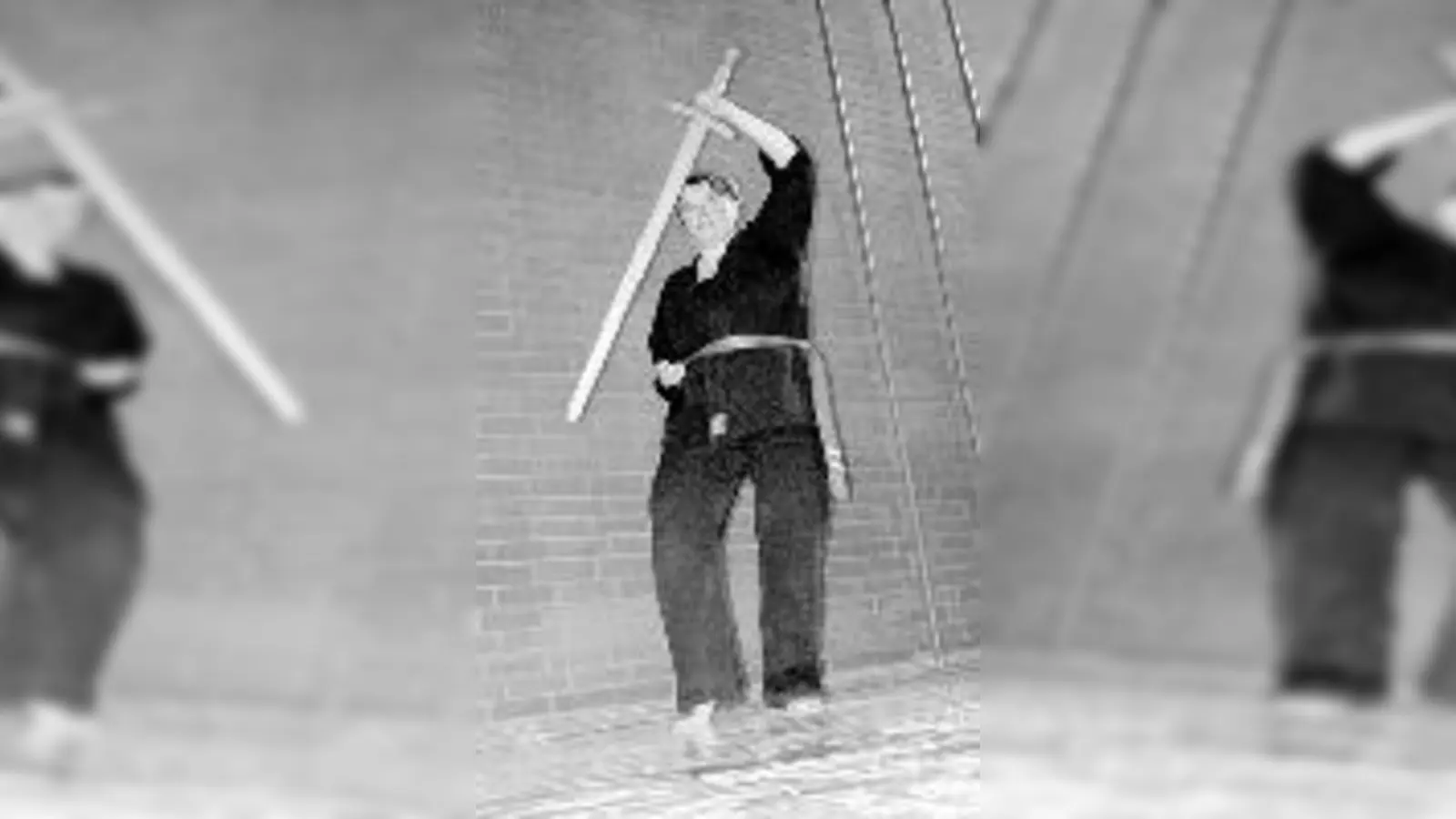 Die Kursteilnehmer lernen den sachgemäßen Umgang mit dem Schwert.   (Foto: VA)