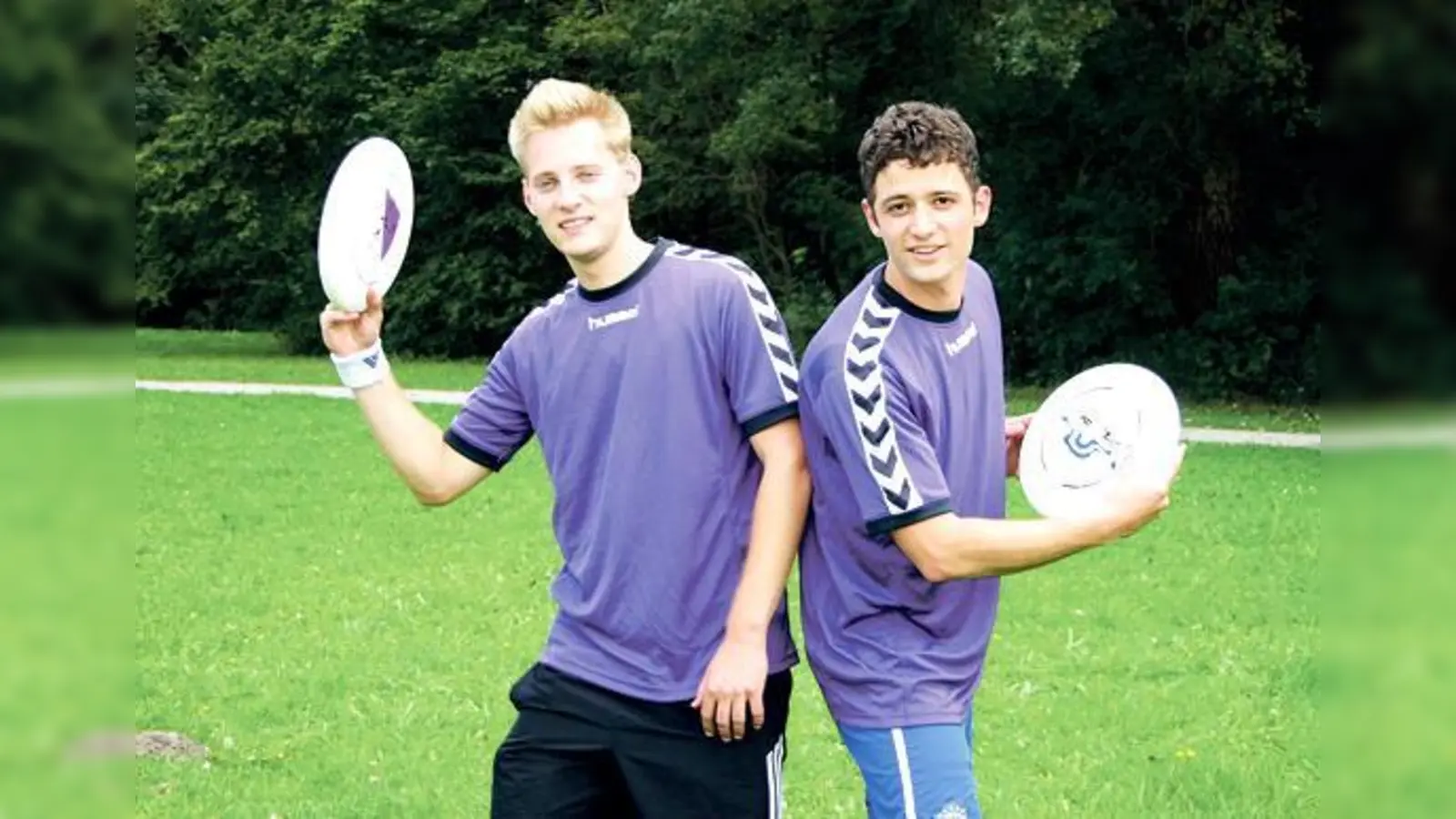 Zwei der »Schwabinger Frisbee Buam« sind Stephan Ströher (l.)´und Martin Kellner. Den Verein gibt es seit gut einem Jahr.	 (Foto: scy)