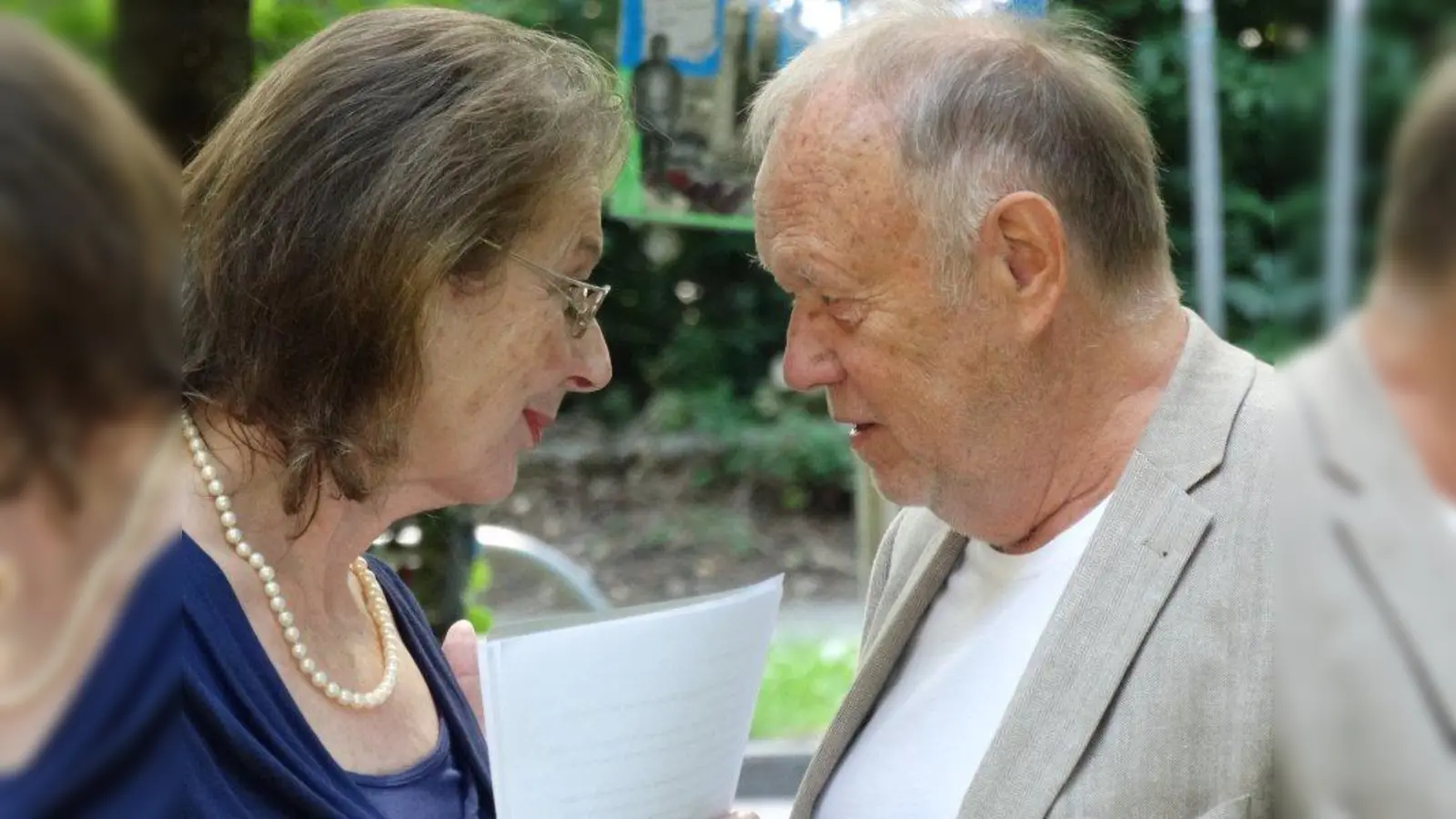 Ins Gespräch vertieft: Helga Lauterbach und Regisseur Joseph Vilsmaier, der 1996 Sigi Sommers Roman „Und keiner weint mir nach” verfilmte. (Foto: tab)