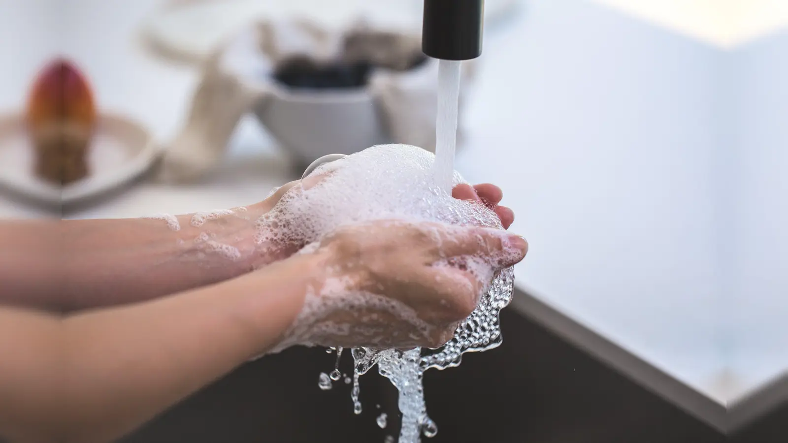 Um die Ausbreitung übertragbarer Atemwegserkrankungen allgemein zu vermeiden, sollten eine gute Händehygiene und Abstand zu Erkrankten eingehalten sowie auf eine Husten- und Nies-Etikette geachtet werden. (Foto: CC0)