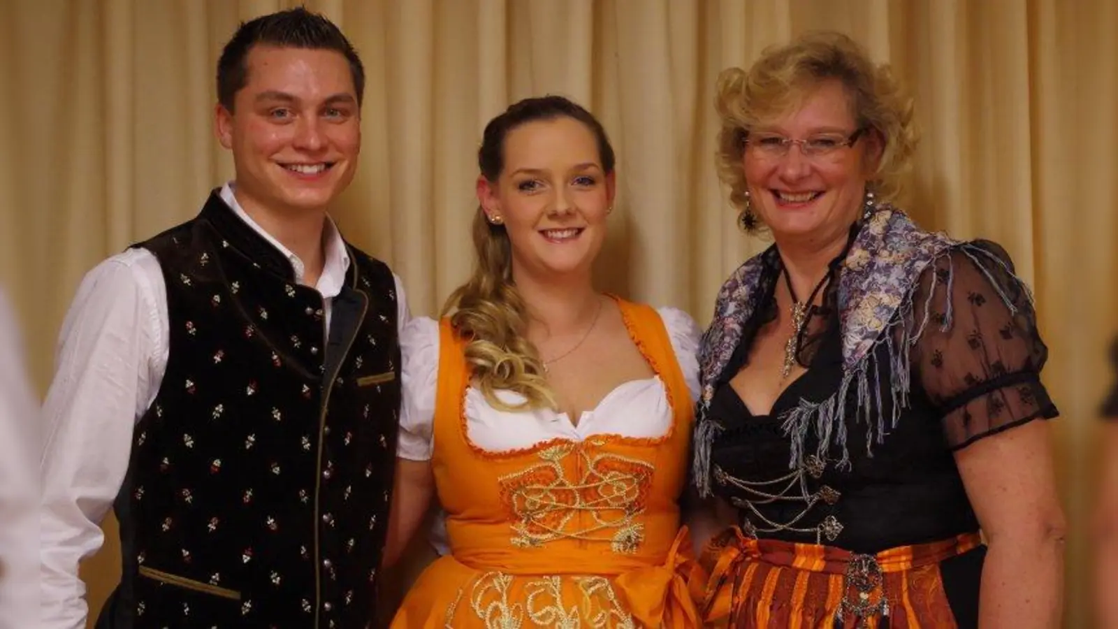 Den Fasching in die Wiege gelegt bekam Jacqueline Rygol (m.): Mutter Christine Rygol (r.) ist Präsidentin des Faschingsclubs Laim. (Foto: kö)