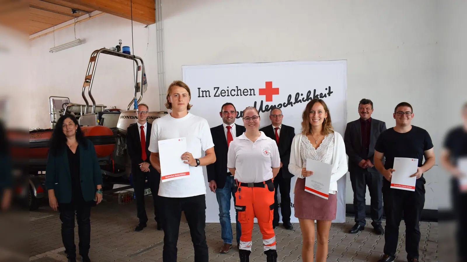 Die neuen Notfallsanitäter freuten sich über ihre bestandene Ausbildung. (Foto: Danuta Pfanzelt)