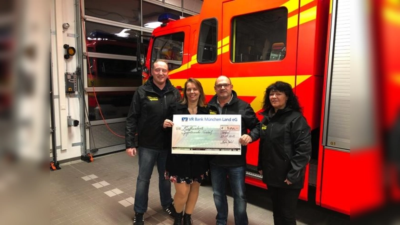 Leonhard Spitzauer (links), August Wieser (zweiter von rechts) und Gaby Wirth (rechts) nahmen die Spende von Anika Gerlach entgegen. (Foto: FFW)