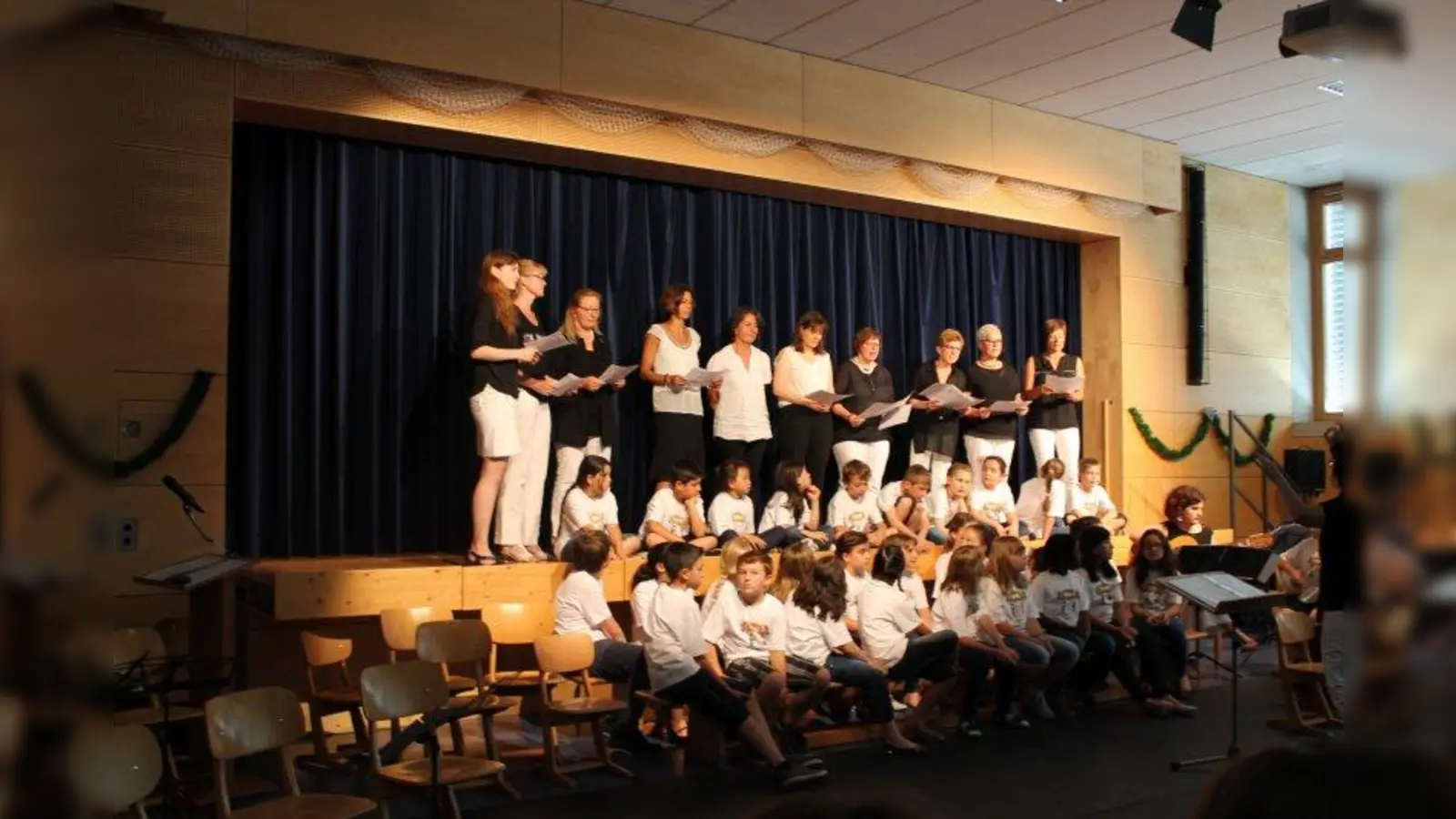 Auch die Lehrer hatten sich etwas einfallen lassen: Der Lehrerchor gab Beatles-Songs zum Besten. (Foto: ak)