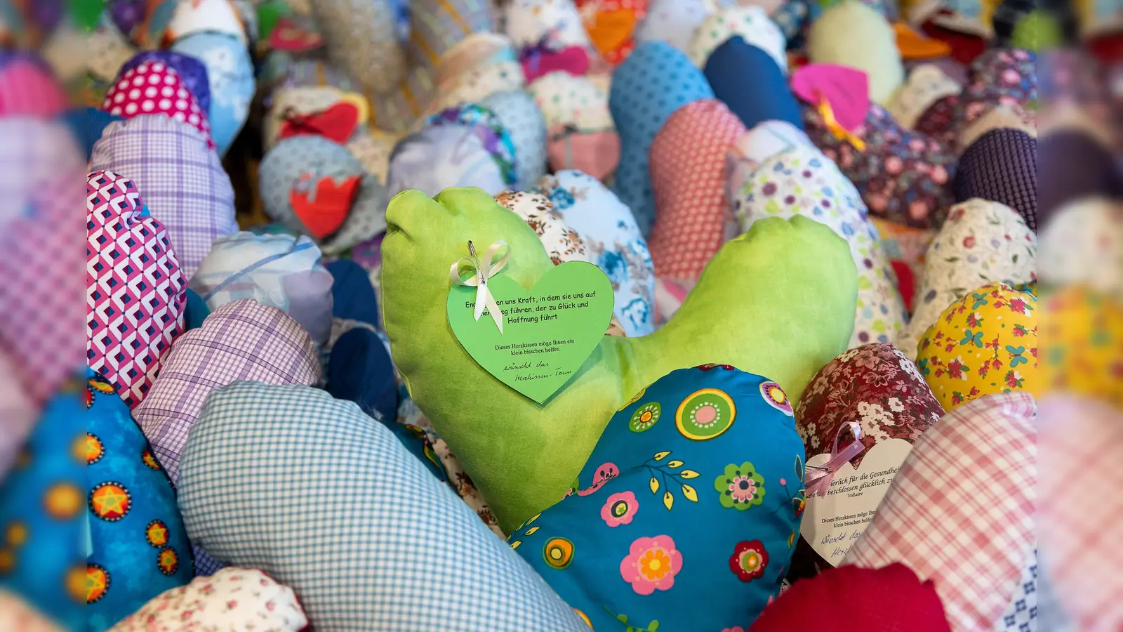 Die Herzkissen sollen Trost und Anteilnahme vermitteln. Im Vorjahr wurden über 1000 Stück an Münchner Krankenhäuser verteilt. (Foto: Thomas Dreier Photographie)