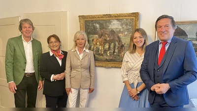 Maximilian und Erika Auer übergeben das Bild des Tiermalers an OB Max Gotz, Simone Lachmann und Heike Kronseder vom Museum Franz Xaver Stahl. (Foto: Stadt Erding)