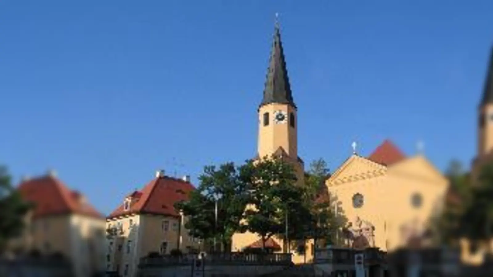 Die Kirche St. Sylvester ist nur ein historisches Wahrzeichen im Stadtteil. 	 (Foto: Volkshochschule)