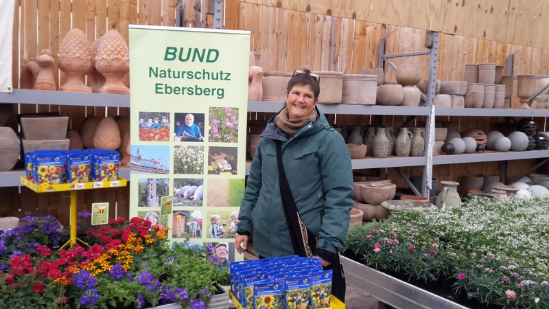 Annelies Schneider organisierte mit einigen anderen Aktiven aus Kirchseeon einen Infostand zum Thema "Insektenfreundlicher Garten". (Foto: BN)