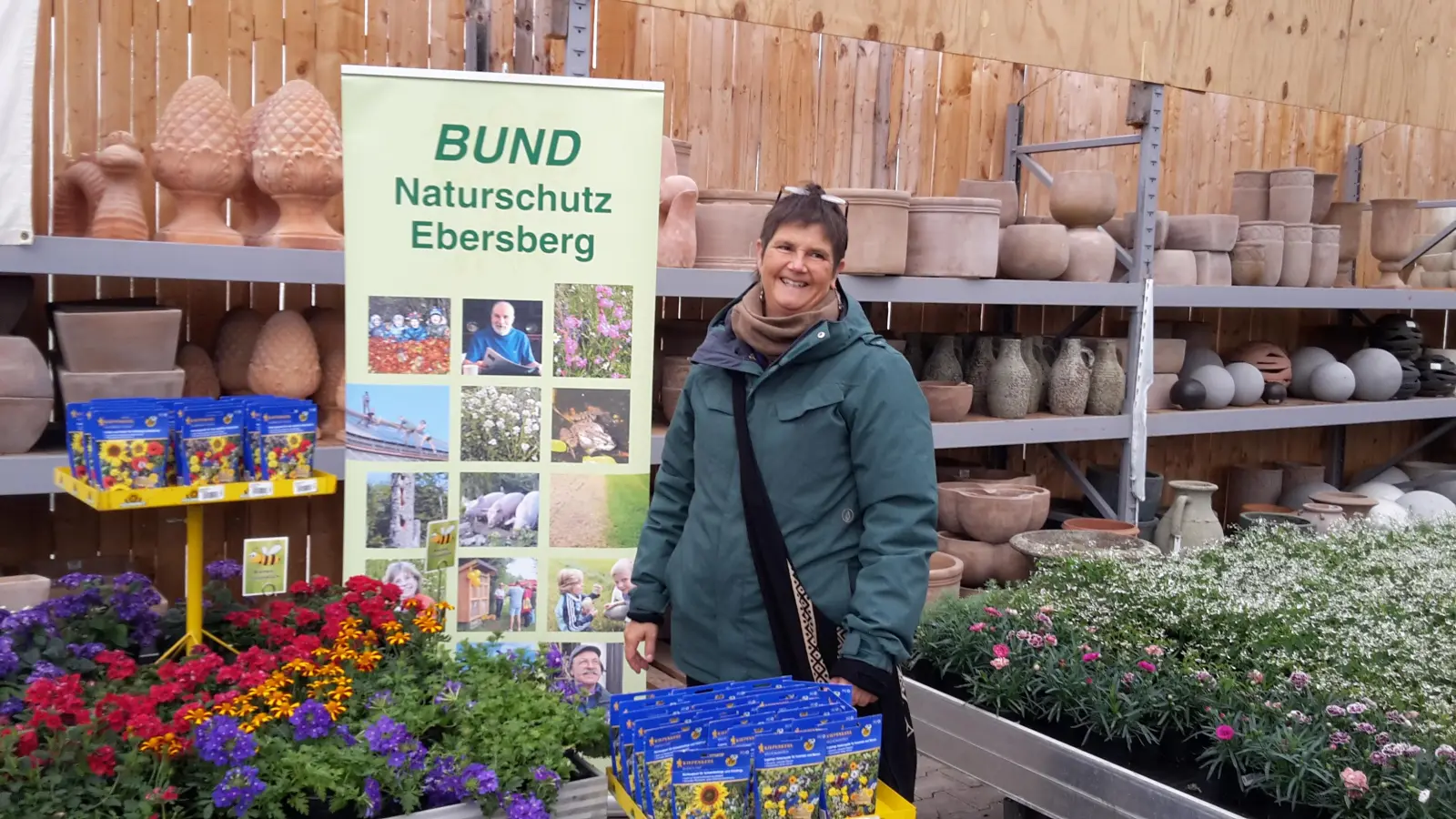 Annelies Schneider organisierte mit einigen anderen Aktiven aus Kirchseeon einen Infostand zum Thema "Insektenfreundlicher Garten". (Foto: BN)