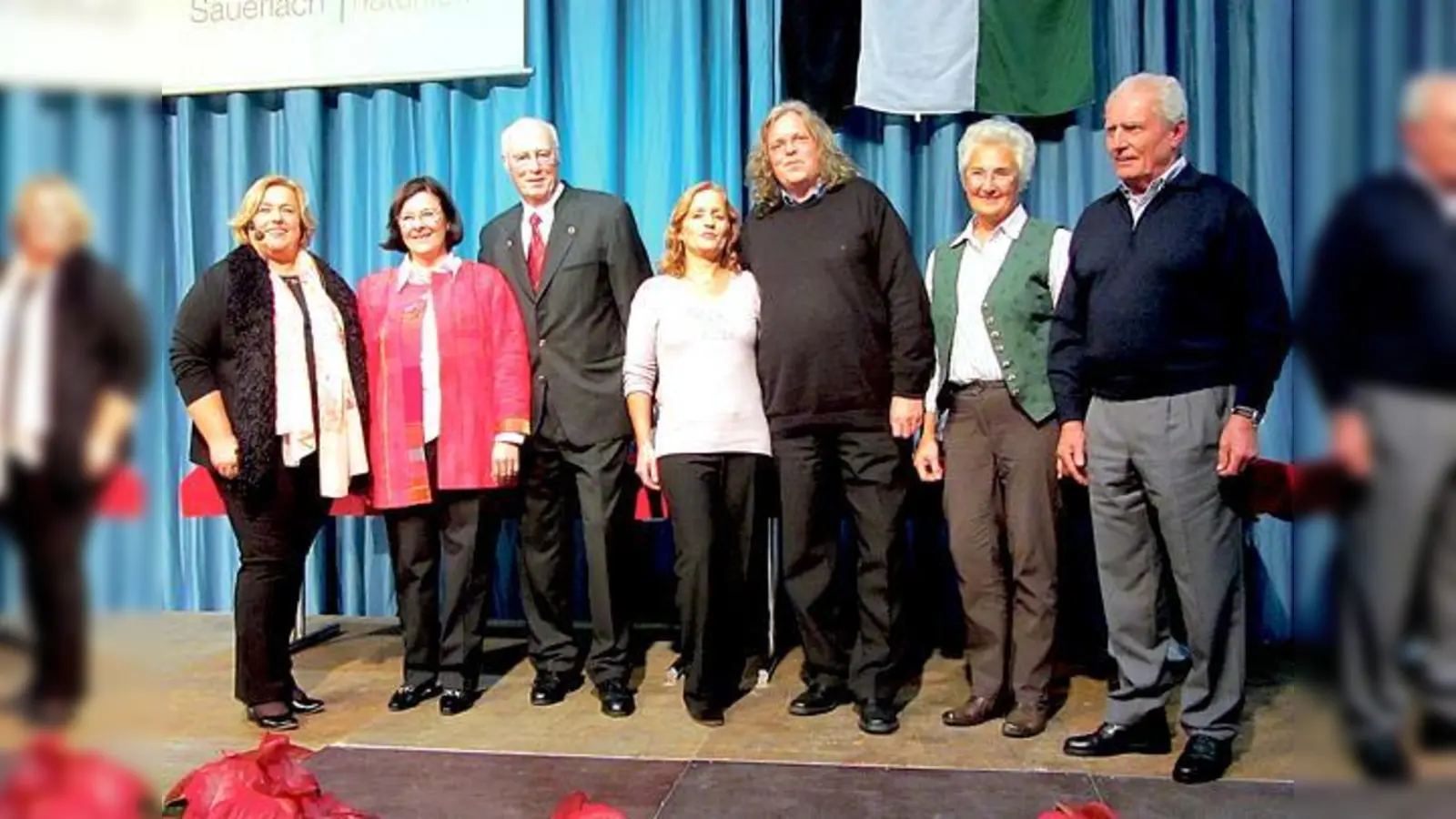 Verdient geehrt (v. r.): Peter Maurer mit Ehefrau Heidi, Anna Luisa Drape mit Gatte Michael und Doris Zimmermann mit Ehemann Lutz von Bürgermeisterin Barbara Bogner.	 (Foto: Pietsch)