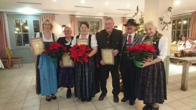 Die Geehrten freuten sich zusammen mit dem Vorstand über die Auszeichnungen: Petra Bühler (von links), Marianne Ketterl, Angelika Späth, Andreas Steigenberger, Stefan Aster, Sylvia Srnec. (Foto: Heimat- und Trachtenvereins D`Jaudesbergler)