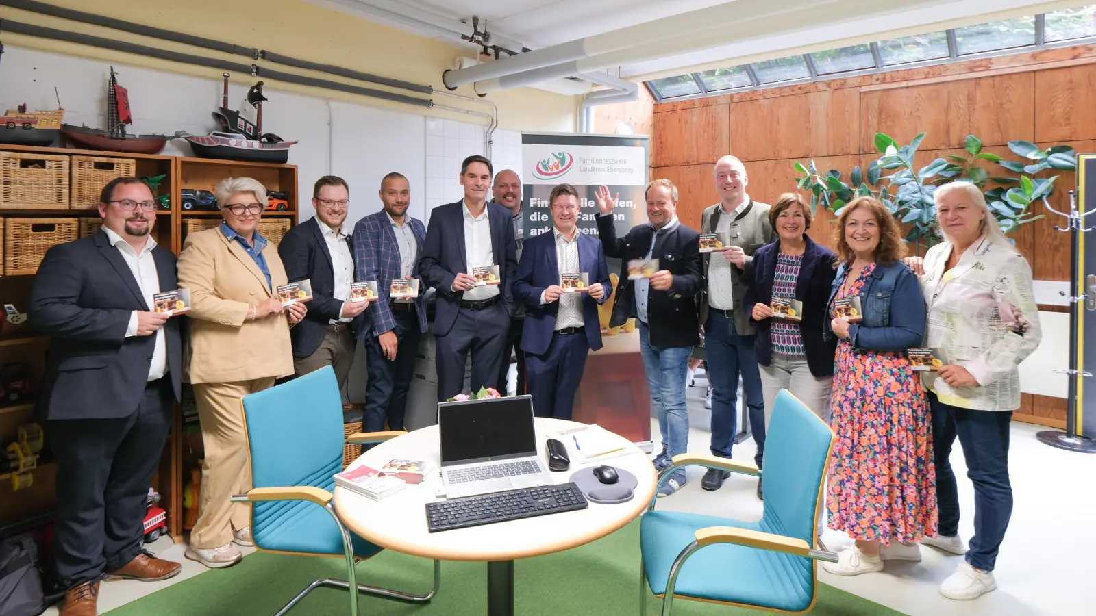 Landrat Robert Niedergesäß (Bildmitte) hat mit allen Verantwortlichen eine Außensprechstunde des Familiennetzwerkes in Vaterstetten eröffnet.  (Foto: Landratsamt Ebersberg)
