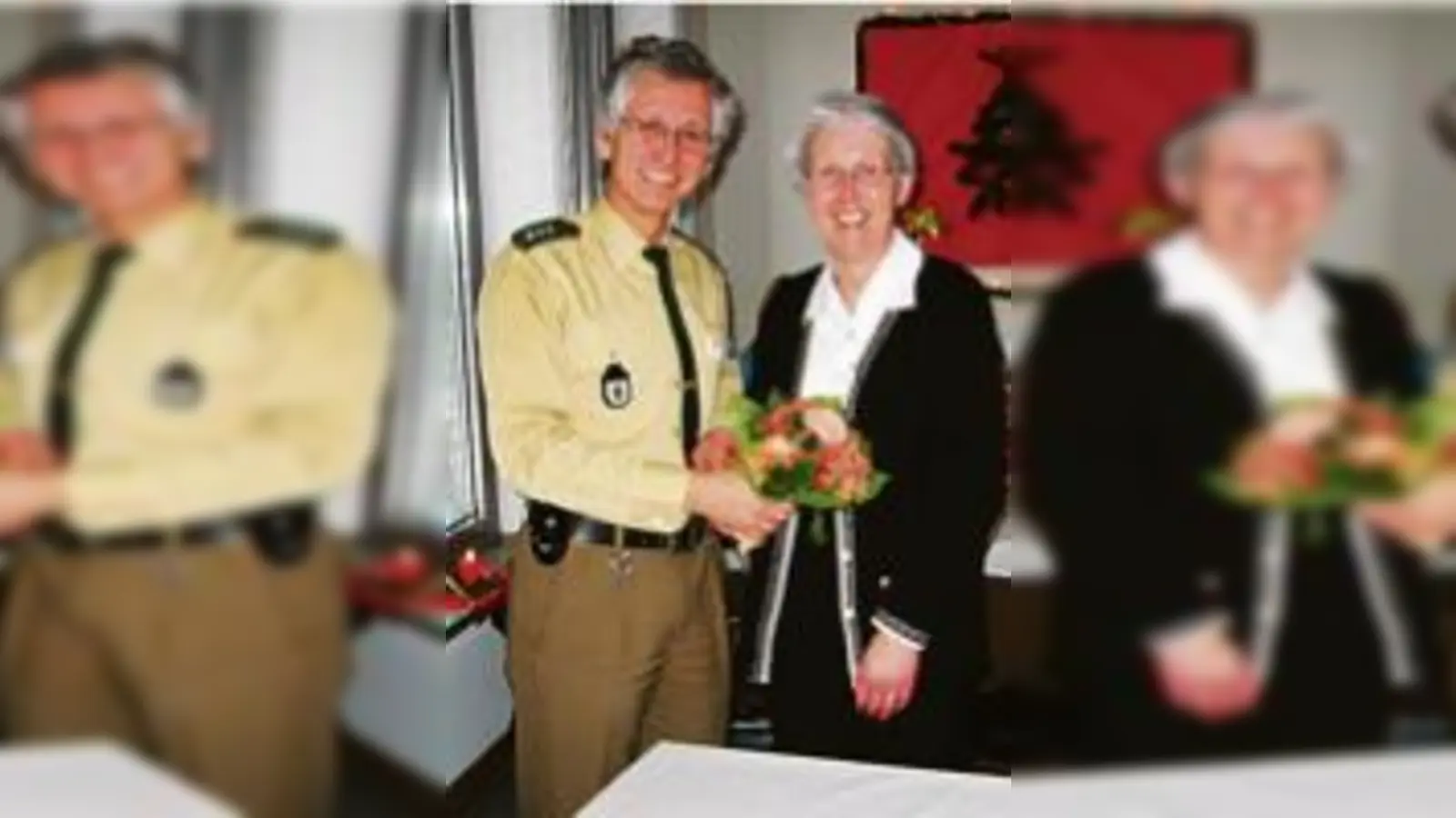 Wolfgang Szabo, Hiltraud Hoffmann (KVR) und Schulweghelfer Tarantino bei der Feier.	  (Foto: Polizei)