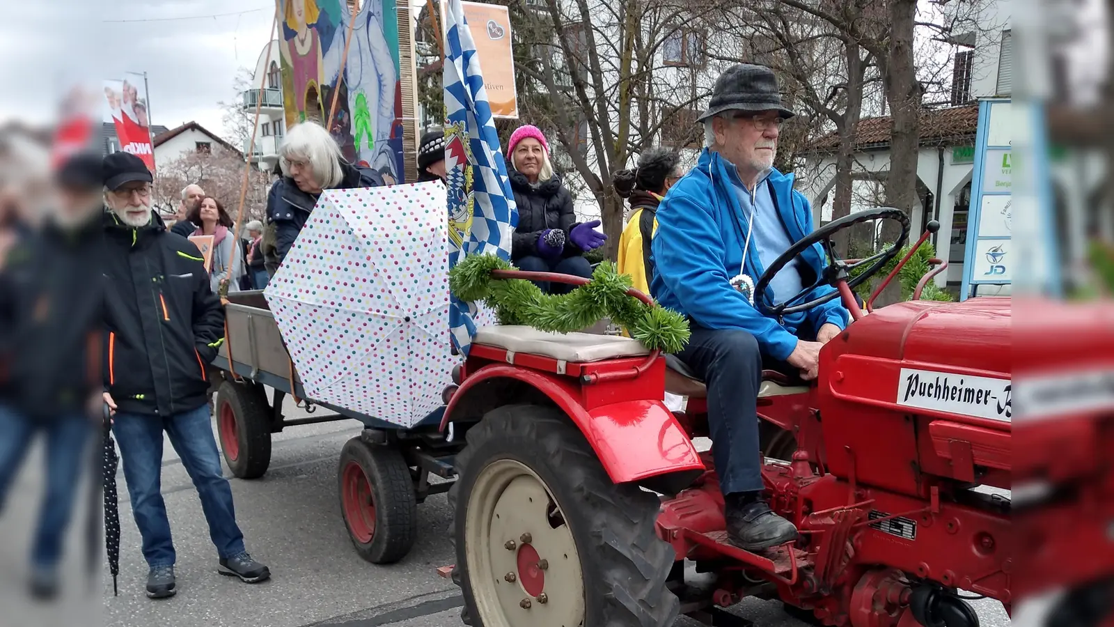 Die Künstlergruppe KREOS konnte dank den Bulldog Freunden ihr Panoptikum zum Jubiläumsfestzug präsentieren. (Foto: KREOS)