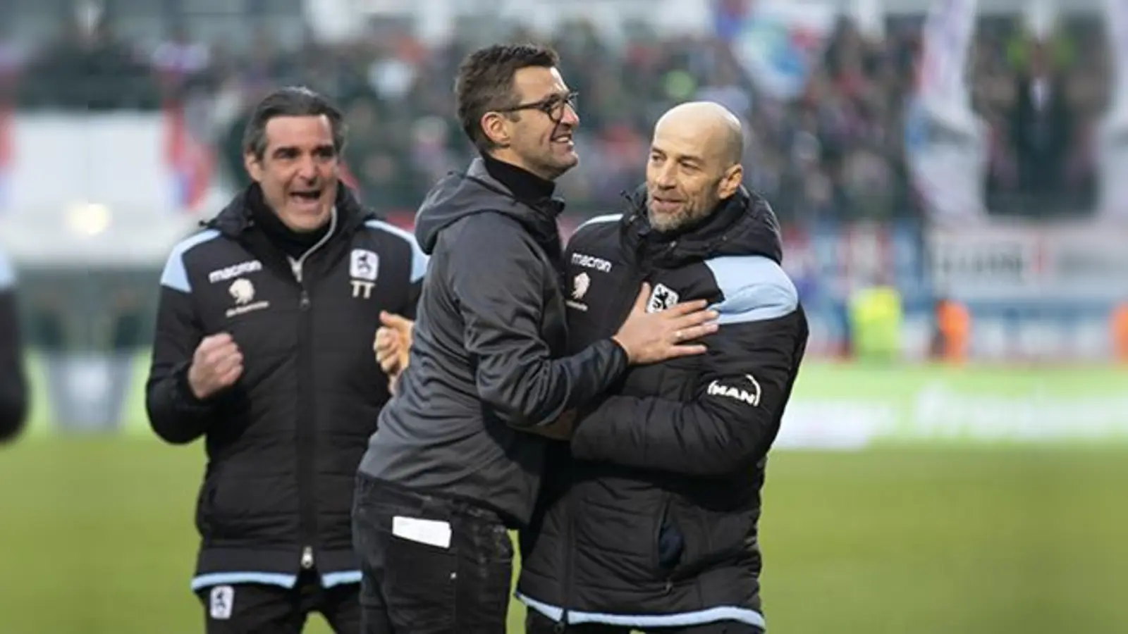 Freude über den Auswärtssieg in Unterhaching: Günther Gorenzel und Neu-Trainer Michael Köllner.  (Foto: Anne Wild)