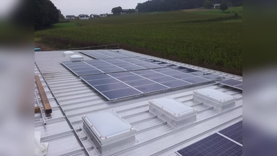 Die erste PV-Anlage, die mit Bürgerbeteiligung durch die Genossenschaft errichtet wurde, ist eine 48,2 kWp PV-Anlage auf dem neuen Gebäude des Wintersportvereins in Glonn. Sie ging im November 2014 in Betrieb. (Foto: Kurt Scholz)