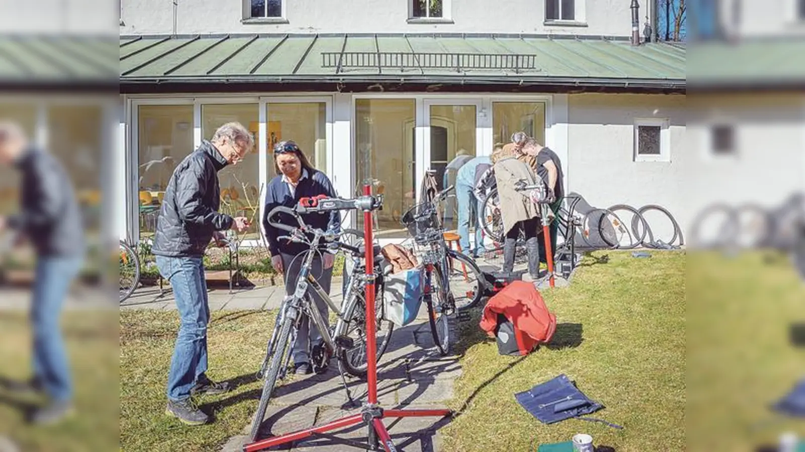 Auch Fahrräder können vor Ort repariert werden. Erfahrene Techniker unterstützen dabei.	 (Foto: VA)