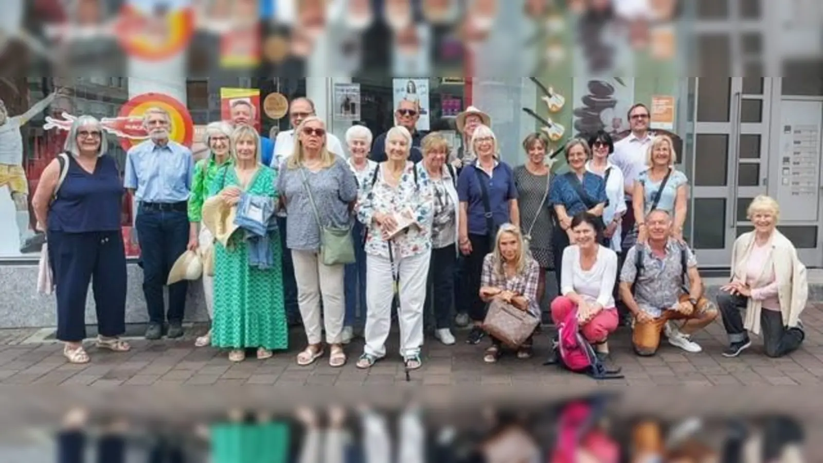 Die französischen und deutschen Projektteilnehmer vor dem Besuch der Fuggerei in Augsburg. (Foto: Jakob Klinger)