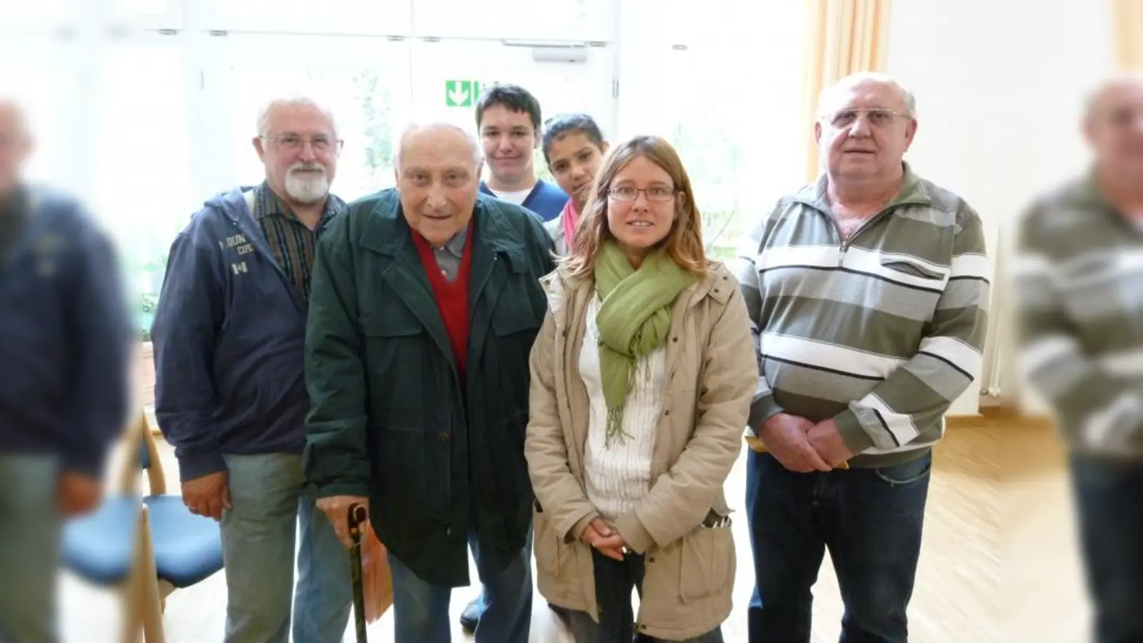 Emil (13) und Sina (12) bildeten gemeinsam mit (v.l.) Alexander Bachanek (68), Erhard Klauser (77) und Josef Bukusa (63) sowie Alexandra Krohn, Leiterin des Jugendzentrums Laim (vorne) eine Gruppe für die Stadtteilrallye. (Foto: BK)