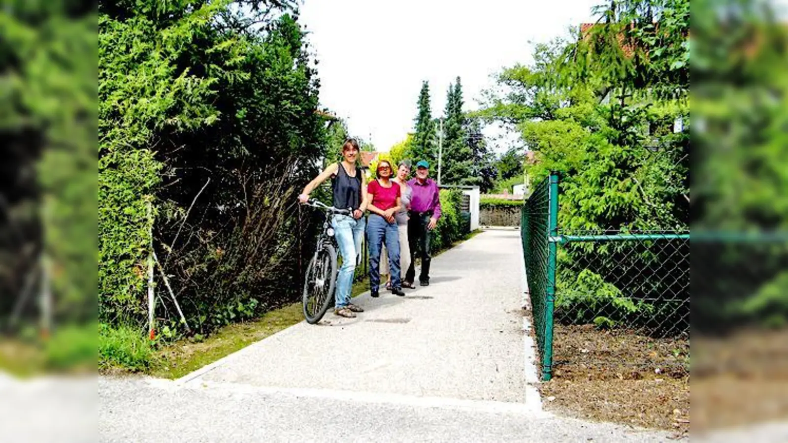 Gisela Pfaller, Hedwig Rietzler, Alfred Rietzler und Martina Kreder-Strugalla freuen sich über den zurückeroberten Weg. 	 (Foto: VA)