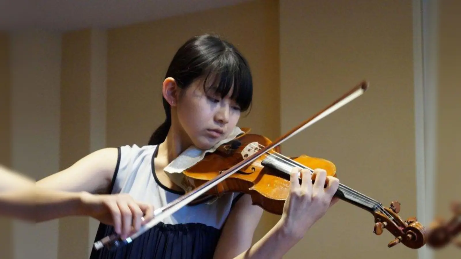 In der Internationalen Musikakademie München lernen junge Geiger, ihr Instrument zu verstehen, zu spielen und zu leben. Jetzt sind die Musiker im Abschlusskonzert im Steinway-Haus zu hören. (Foto: Asia-Europe Academy of Music e.V.)
