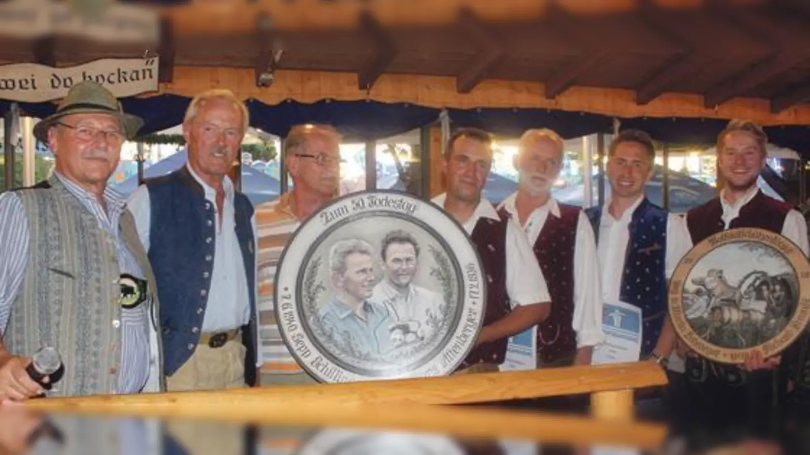 Volksfest-Verein-Vorstand Sepp Riedl, Schützenmeister Sepp Schauberger, Fritz Bartl vom Freundeskreis Attenberger-Schillinger, Florian Müller, Bernhard Schauberger, Bernhard Kriegelstein und Richard Freundl (v. li.).	 (Foto: Otto Hartl)