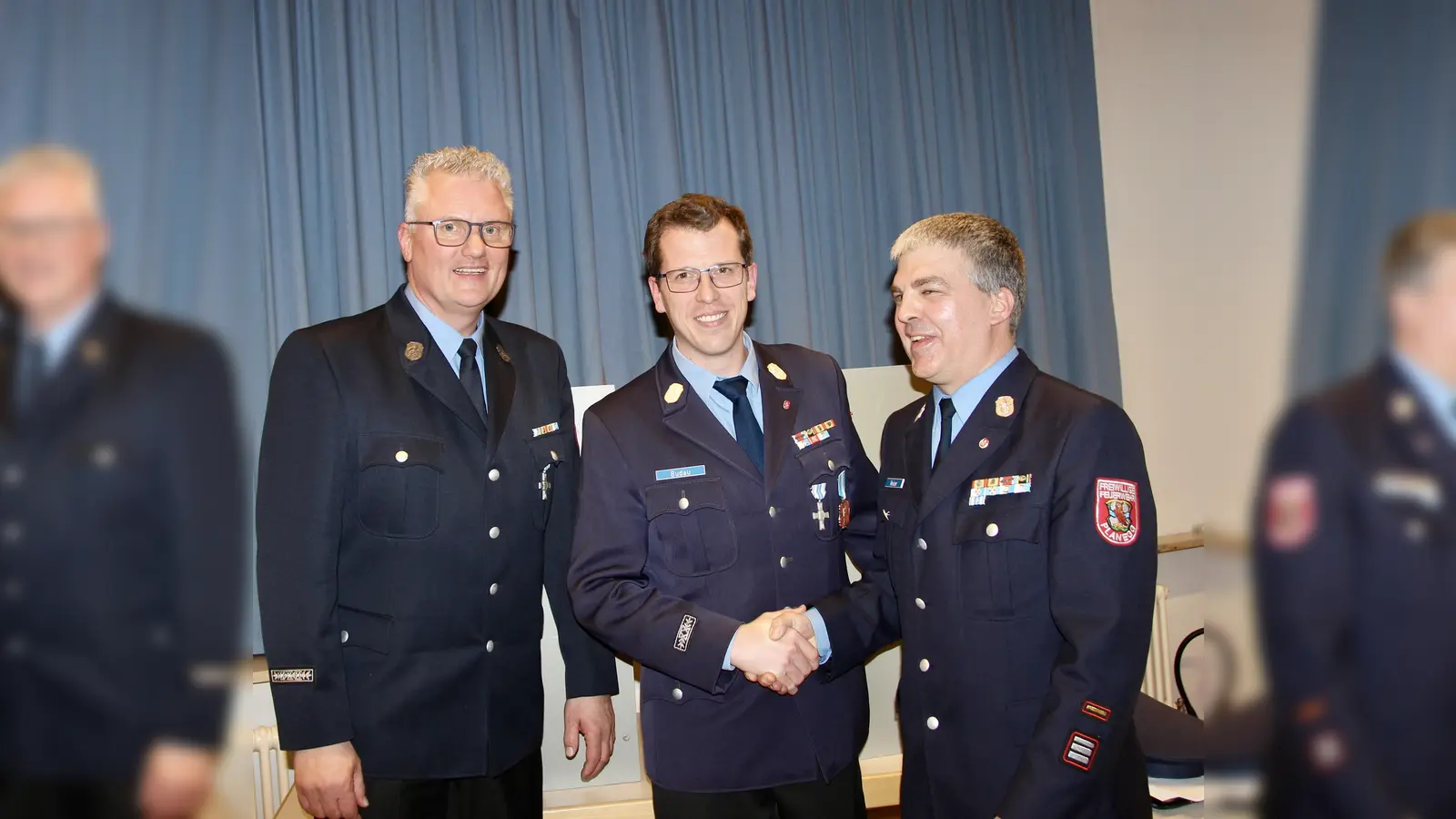 Glückwunsch vom ehemaligen ersten Kommandanten Martin Heizer (r.) ans neue Führungsduo: René Kostinek und Bernd Budau (v.l.). (Foto: us)