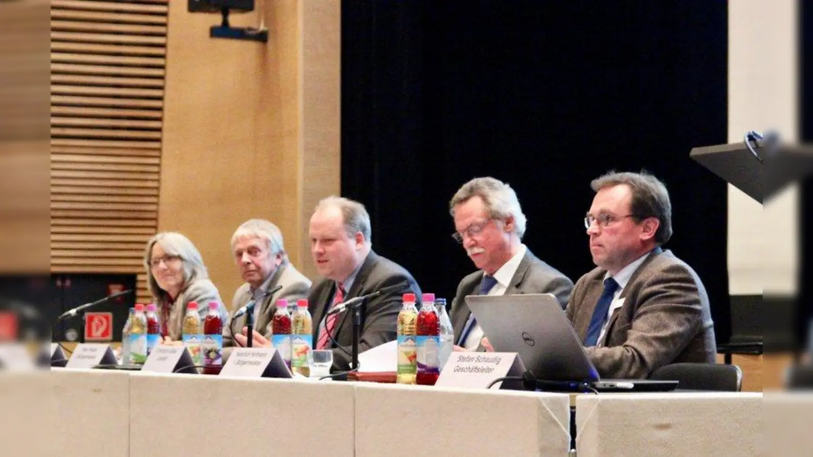 Planegger Bürgerversammlung mit vielen Martinsrieder Themen: Auf dem Podium saßen Geschäftsleiter Stefan Schaudig, Bürgermeister Heinrich Hofmann, Landrat Christoph Göbel, zweiter Bürgermeister Peter Heizer sowie dritte Bürgermeisterin Anneliese Bradel (v.r.). (Foto: us)