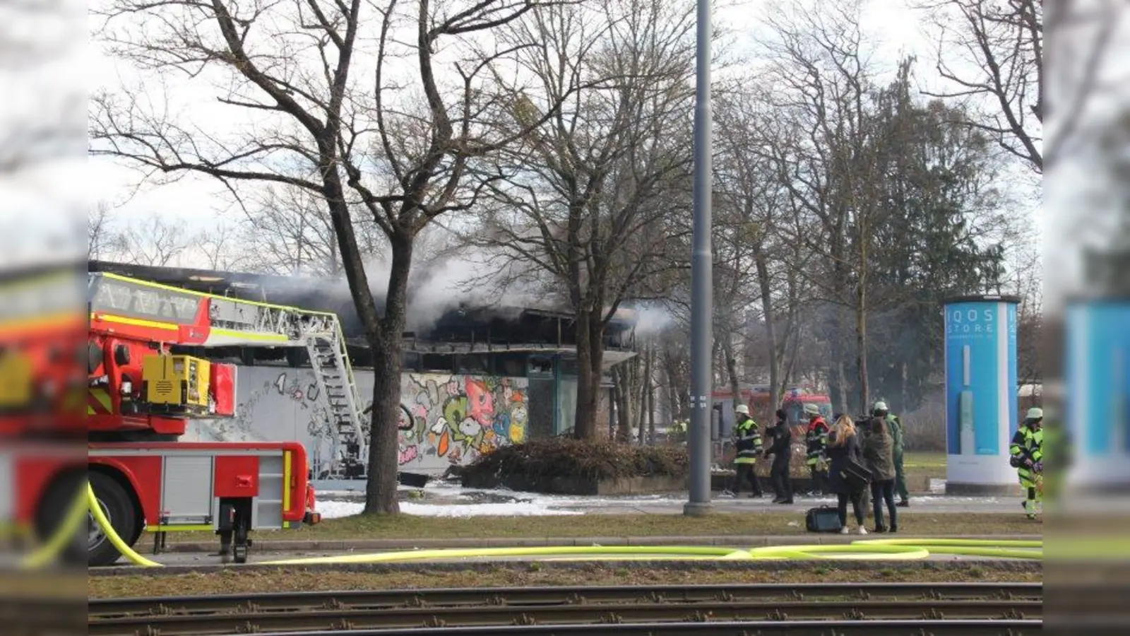 Noch am Vormittag drang Rauch aus dem zerstörten Kulturpavillon. Die Polizei war mit rund 60 Einsatzkräften vor Ort. (Foto: bb)