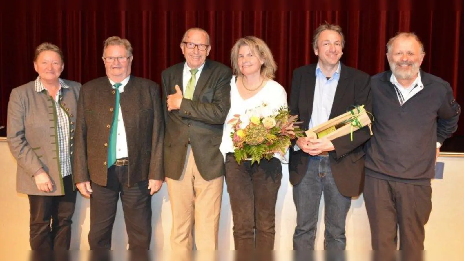 Mit Blumen und Wein bedankte sich Bürgermeisterin Susanna Tausendfreund (links) bei Regisseurin Birgit Rätsch und Kameramann Tibor Blasy für die intensive Arbeit. An 22 Drehtagen hatten sie Ortschronist Erwin Deprosse, aber auch Hans Wiedmeyer (rechts) und Werner Hupfauer zu Orten in Pullach begleitet, die die Gemeinde prägten und bis heute mit ihr verbunden sind. (Foto: Gemeinde Pullach)
