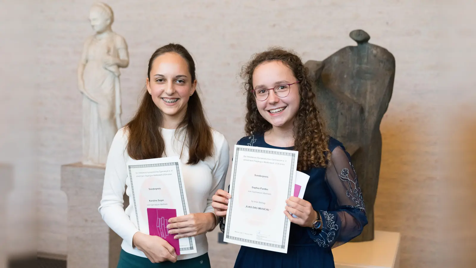 Karoline Soyer (links) und Sophia Pantke erhielten den Sonderpreis in der Münchner Glyptothek. (Foto: StMUK / Jens Hartmann)