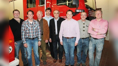 Die  neue  Vorstandschaft:  v.l. Thomas Ruhdorfer  (stellv.  Kommandant),  Marcus  Ruhdorfer (Aktivensprecher),  Anton  Haller  (Kassenprüfer),  Andreas  Eichenseher (Kommandant),  Ludwig  Groß (Kassenwart), Christian Ruhdorfer (Vorsitzender), Wolfgang Gundacker (stellv. Vorsitzender), Andreas Weyand (Schriftführer). (Foto: FFW)