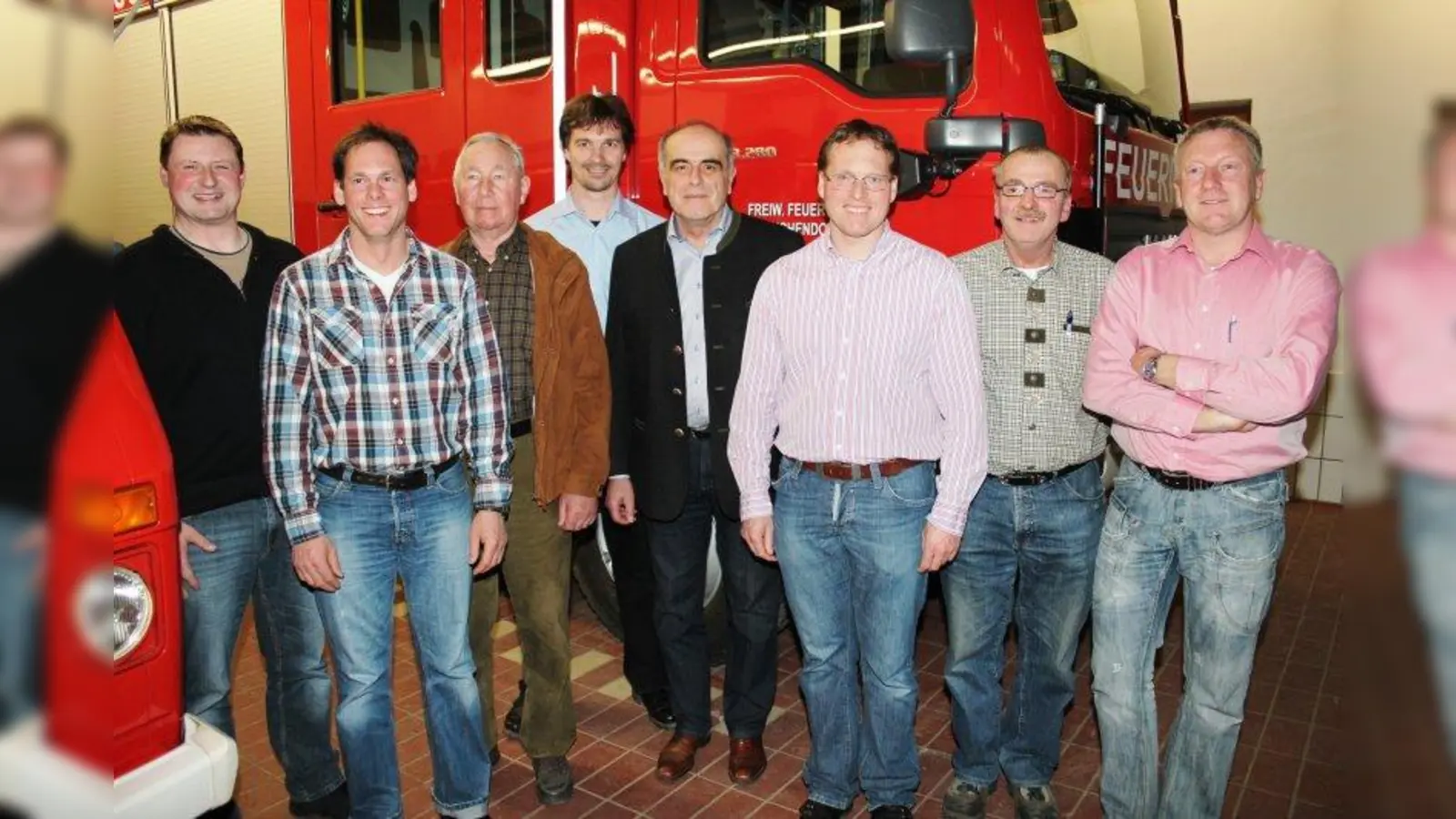 Die  neue  Vorstandschaft:  v.l. Thomas Ruhdorfer  (stellv.  Kommandant),  Marcus  Ruhdorfer (Aktivensprecher),  Anton  Haller  (Kassenprüfer),  Andreas  Eichenseher (Kommandant),  Ludwig  Groß (Kassenwart), Christian Ruhdorfer (Vorsitzender), Wolfgang Gundacker (stellv. Vorsitzender), Andreas Weyand (Schriftführer). (Foto: FFW)