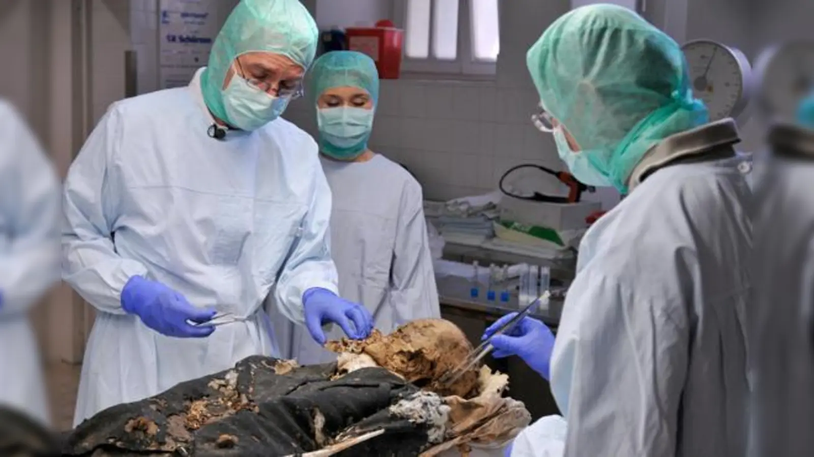 Pathologe Professor Andreas Nerlich und sein Team bei der Autopsie einer natürlichen Gruftmumie aus dem 19. Jahrhundert.  (Foto: ©Prof. Dr. Andreas Nerlich (privat))