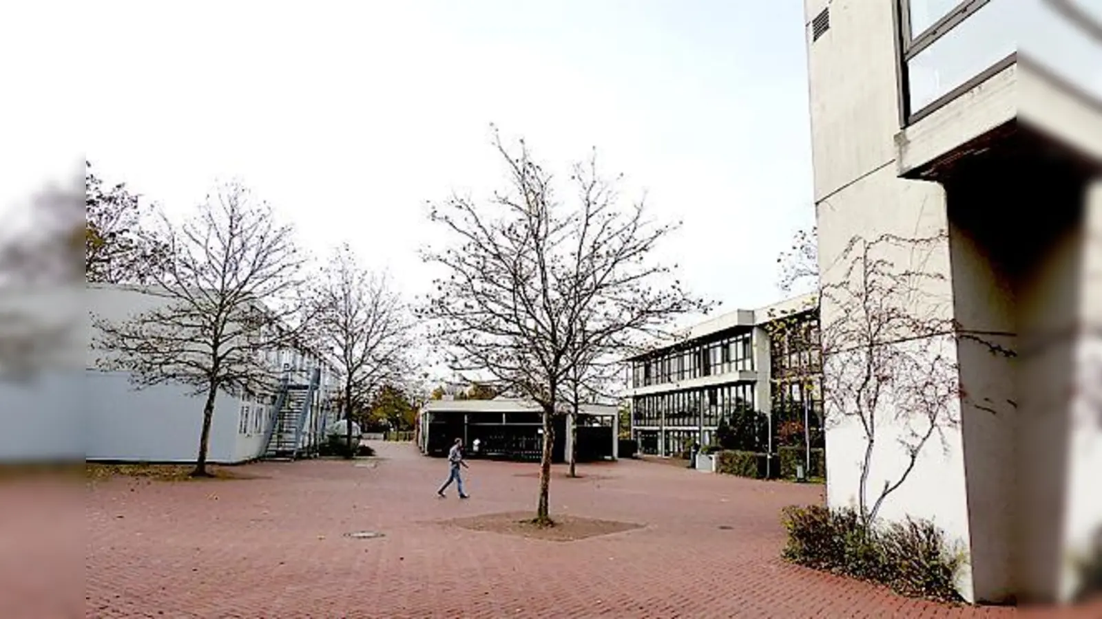 Die acht Not-Container (links) sollen nach der Gymnasium-Erweiterung verschwinden. 	 (Foto: bb)