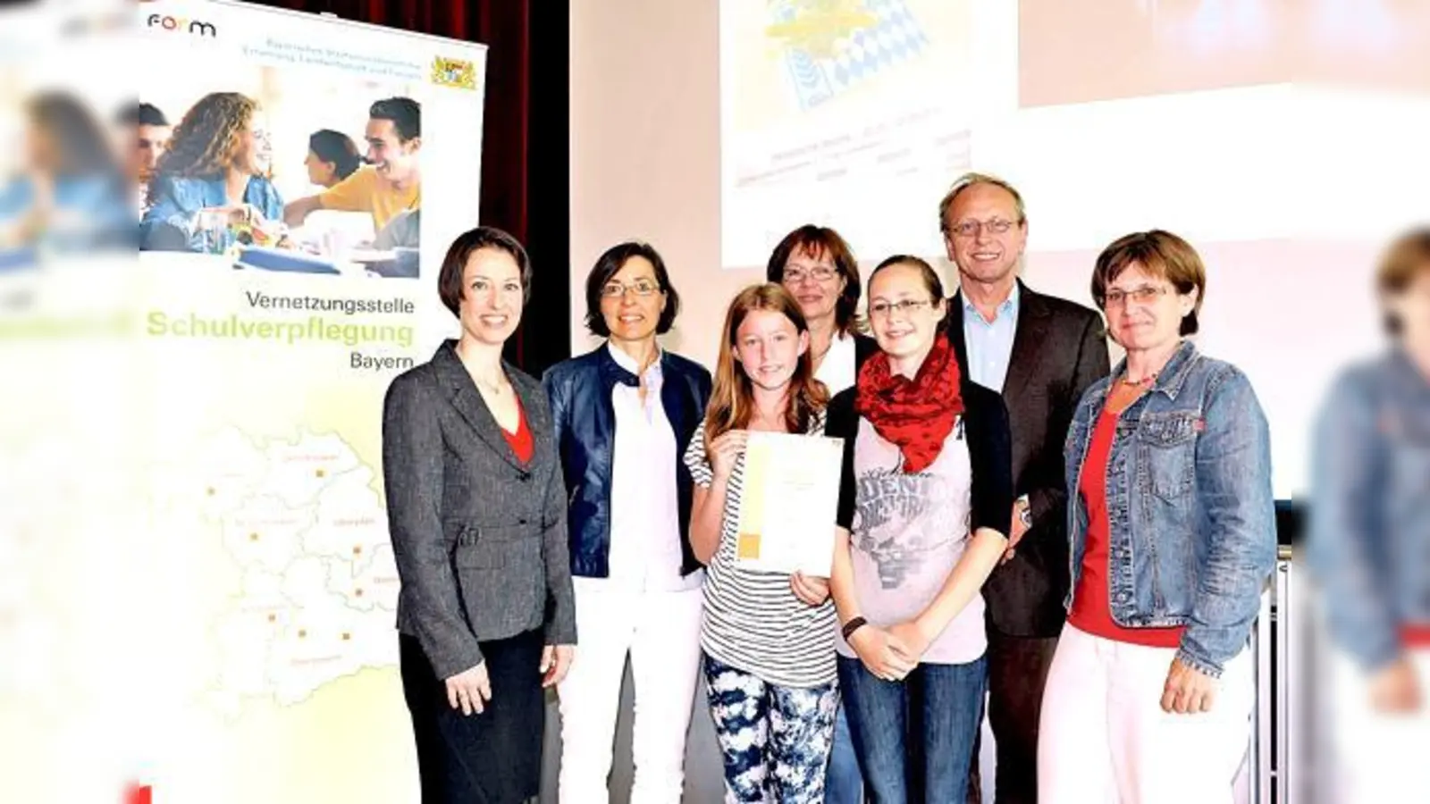 Kreative Lösungen fürs Modellprojekt hat Kristin Mayr (l.) mit den Verantwortlichen der Schulen gefunden: wie mit der Realschule Ebersberg.	 (Foto: Vernetzungsstelle)
