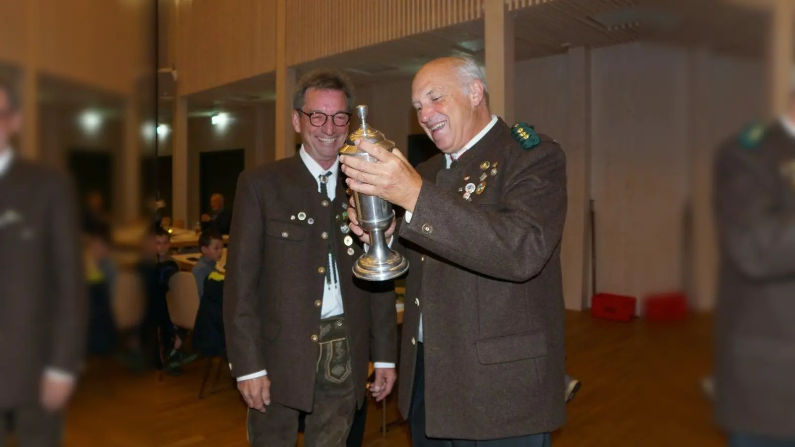 Franz Deuber (rechts) wird von Schützenmeister Walter Stumpenhausen der Blattlpokal für die drei besten Tiefschüsse in Summe übergeben. (Foto: Wildschützen e.V.)