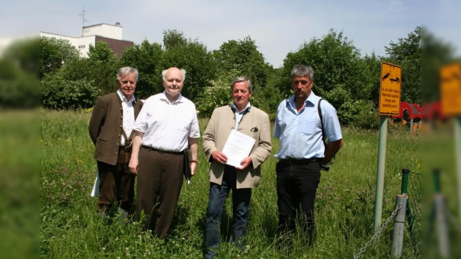 Hinter der Stadtbibliothek soll seit über dreißig Jahren ein Bürgertreff für Laim entstehen. Der Historische Verein Laim hat mit einer Dokumentation wieder Schwung in die Sache gebracht. (v.l.): Klaus-Dieter Schmidt, Maximilian Mühlbauer, Josef Kirchmeier und Norbert Winkler vom Historischen Verein. (Foto: tg)
